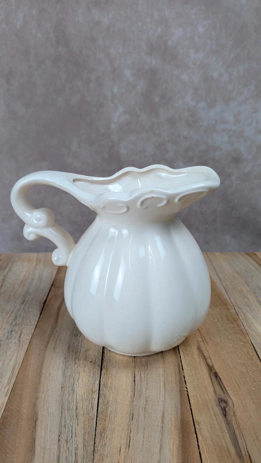 Petite carafe ancienne blanche relief style romantique