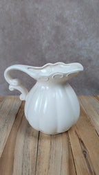 Petite carafe ancienne blanche relief style romantique