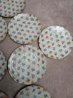 Lot de 9 assiettes à dessert anciennes en porcelaine fleurie