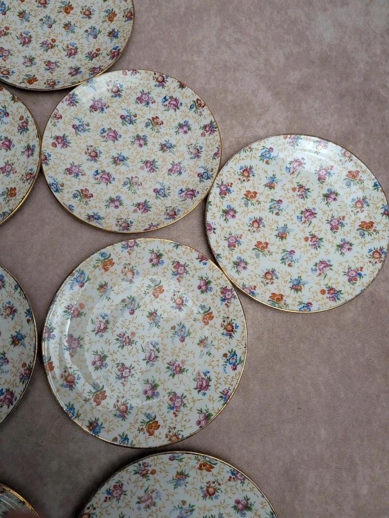 Lot de 9 assiettes à dessert anciennes en porcelaine fleurie