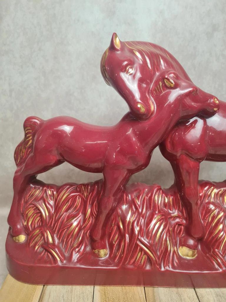Sculpture vintage jument & poulain signée Jean – céramique rouge et dorure