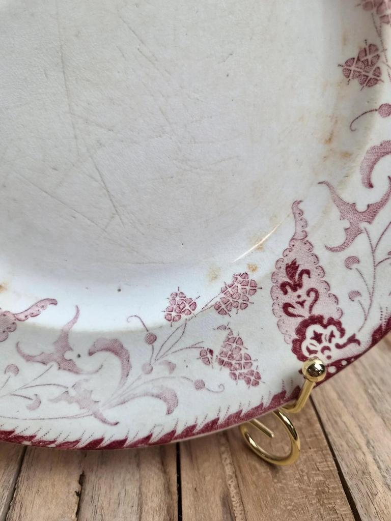 Assiette ancienne Terre de fer Longwy modèle Rambouillet – décor bordeaux