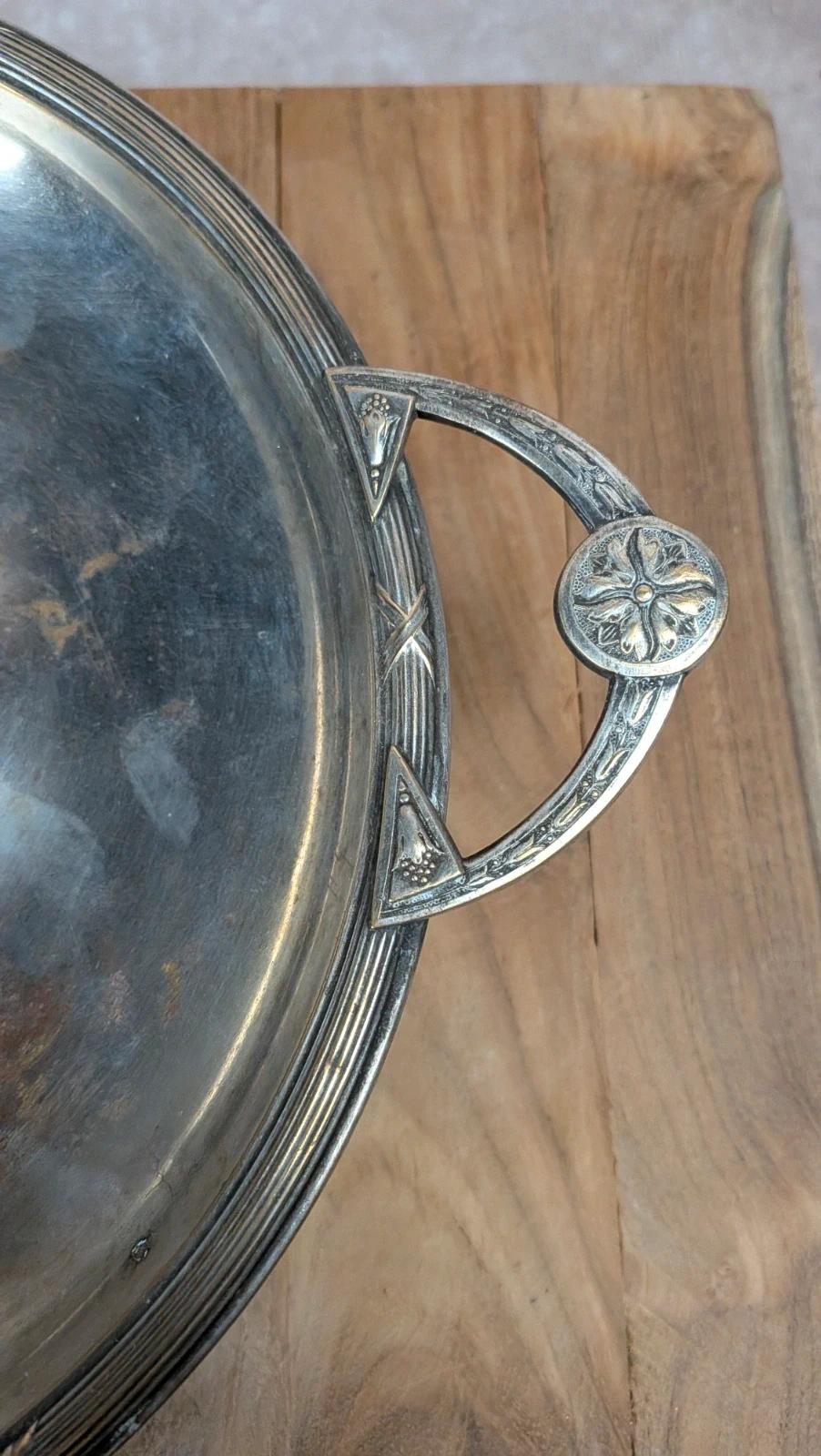 Coupe ancienne en métal argenté poinçonné – décor floral & anses travaillées