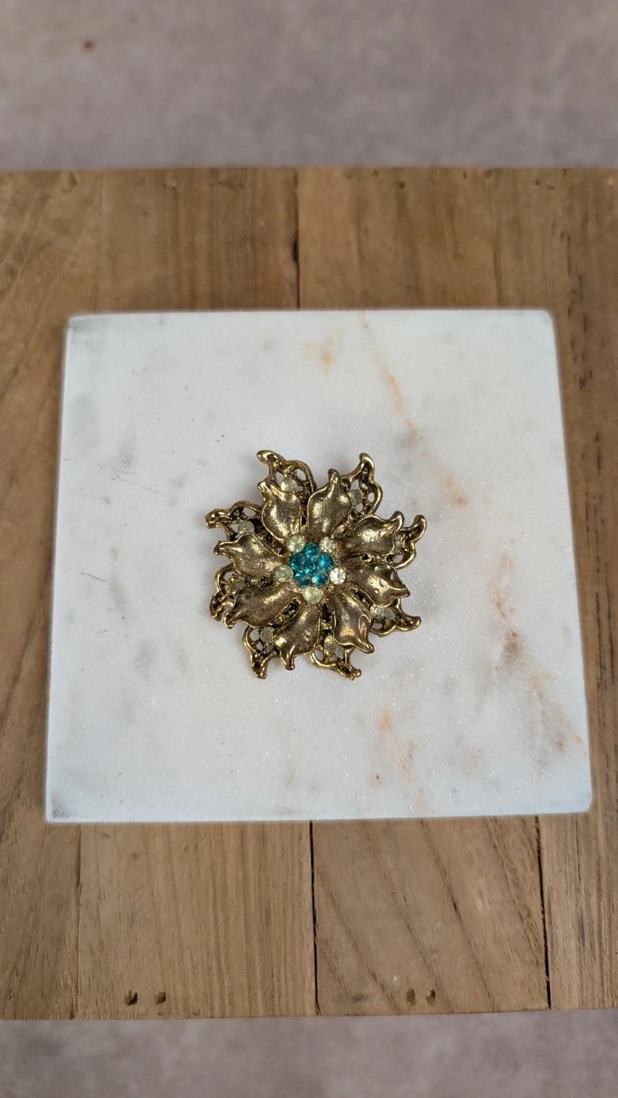 Broche ancienne dorée fleur strass verts