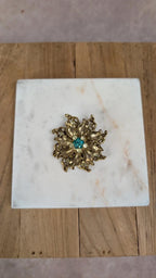 Broche ancienne dorée fleur strass verts