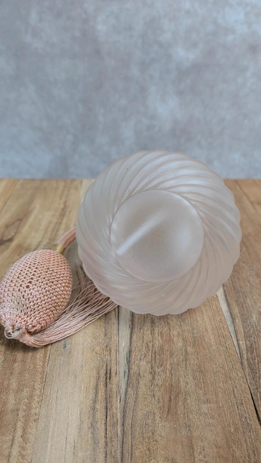 Flacon de parfum vintage en verre rose