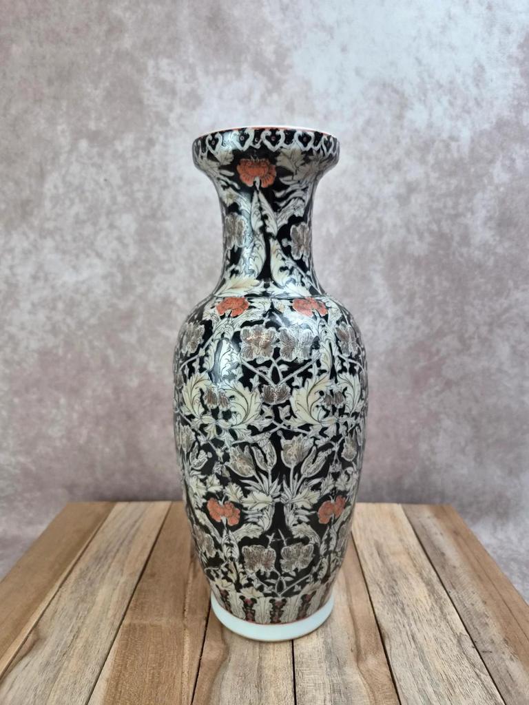 Vase chinois en porcelaine – Décor floral Famille Noire – Fond noir – 31,5 cm