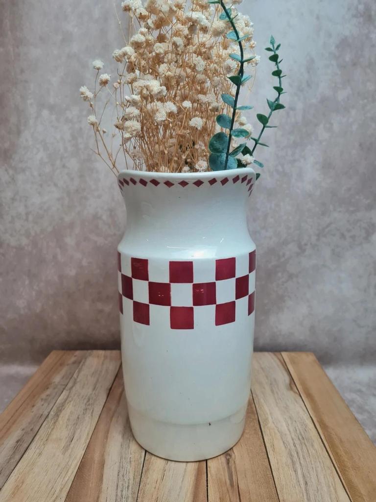 Pichet vintage damier rouge – esprit bistrot chic – dans le goût Saint-amand / L’amandinoise