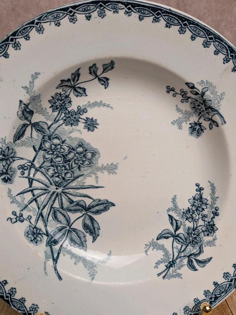 Assiette creuse ancienne terre de fer modèle Margot Saint-amand