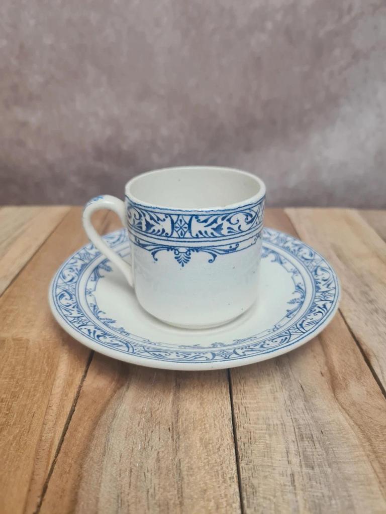 Tasse et sous-tasse ancienne Terre de fer Colbert Creil & Montereau bleu