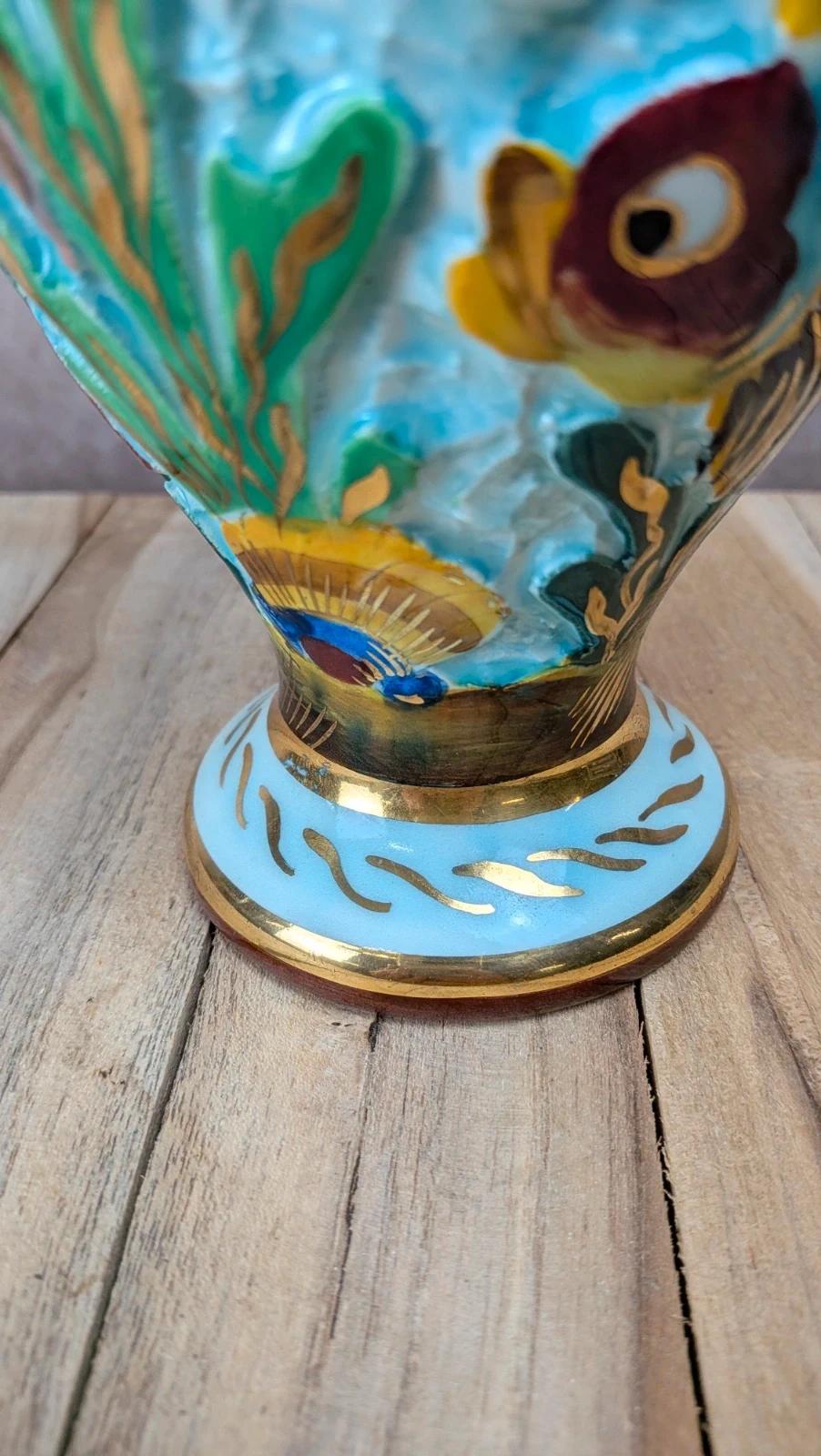Vase vintage Cerdazur Monaco décor poissons relief, anses dorées