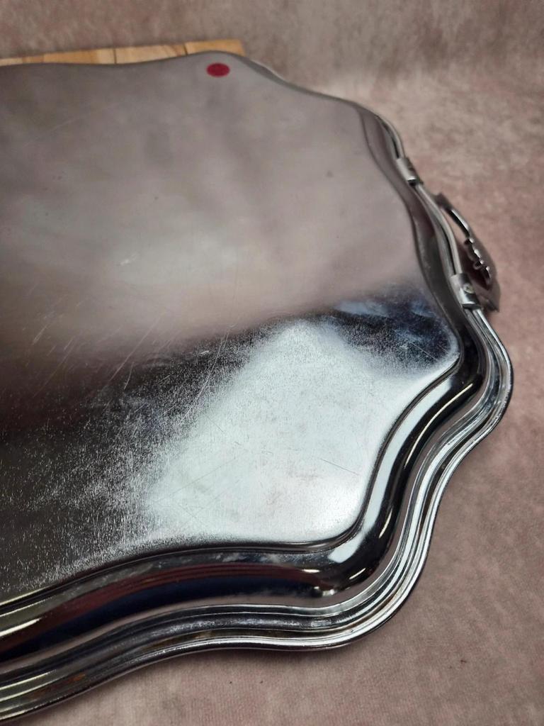 Grand plateau de service en métal argenté anglais – Décor rocaille & poignées coquillage