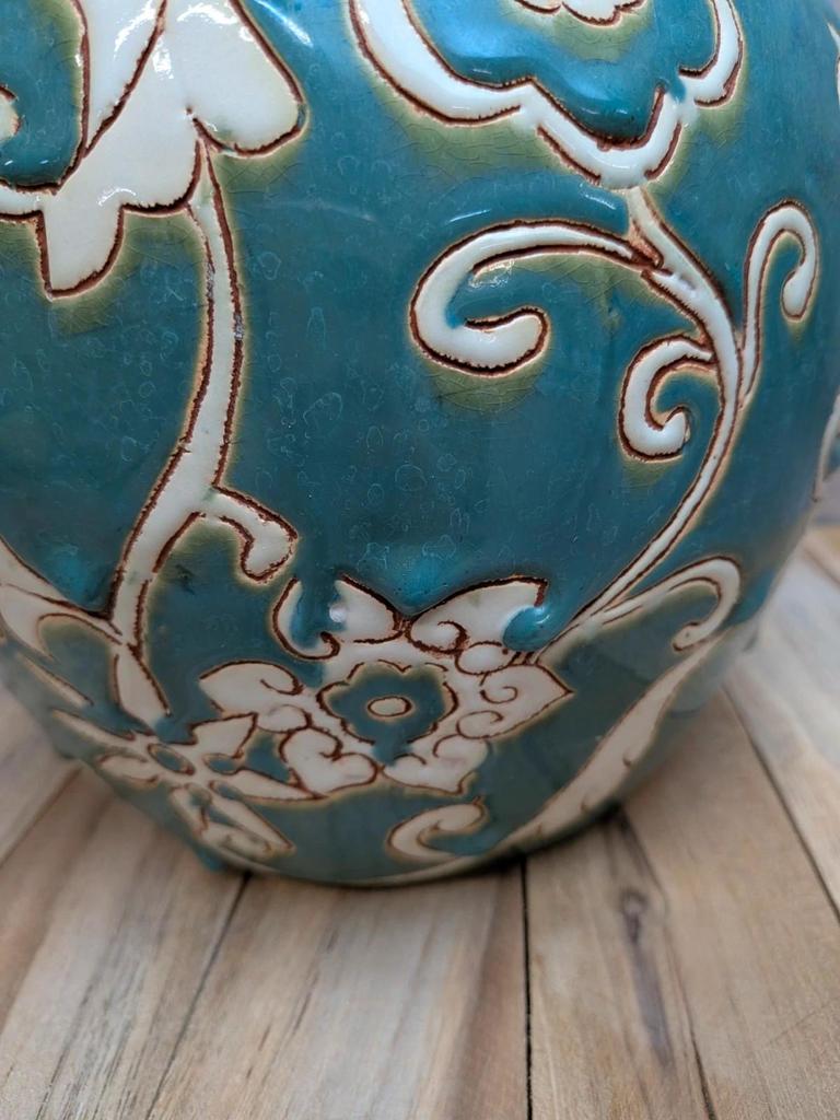 Vase boule vintage turquoise décor floral en relief