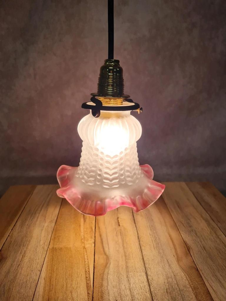 Applique / abat-jour vintage verre moulé rose givré – style tulipe 🌸