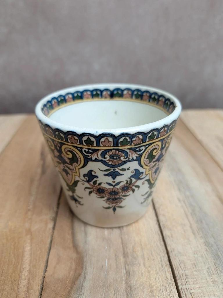 Tasse ancienne en terre de fer Sarreguemines décor polychrome