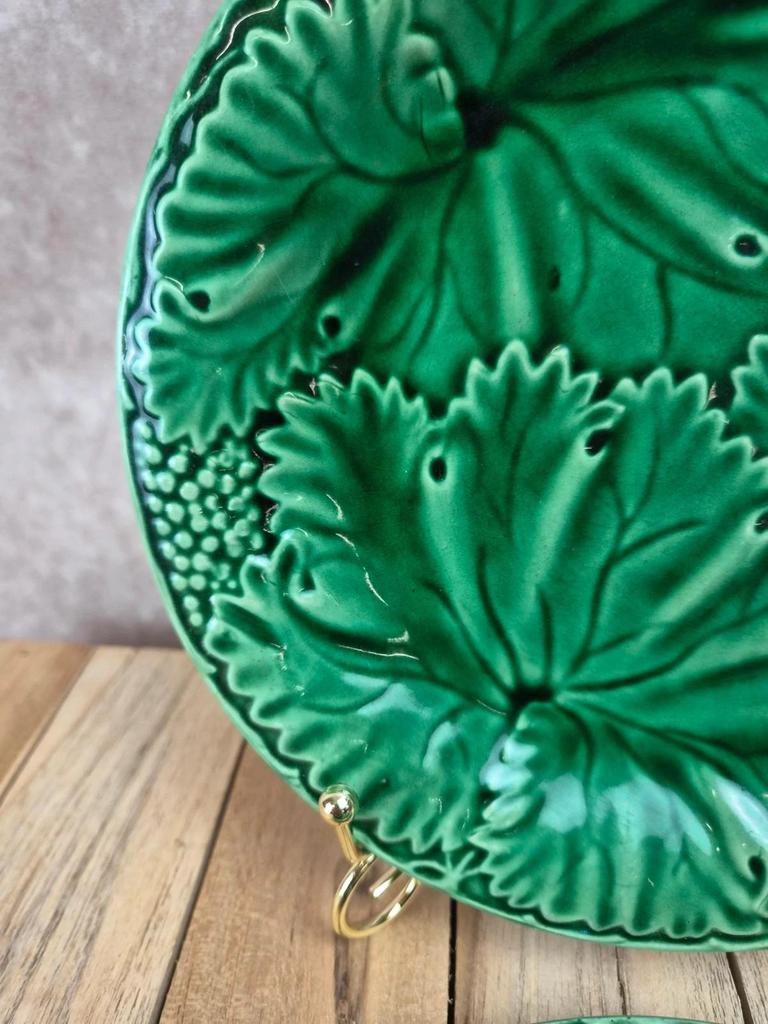 Lot de 2 assiettes à dessert en barbotine verte décor vigne