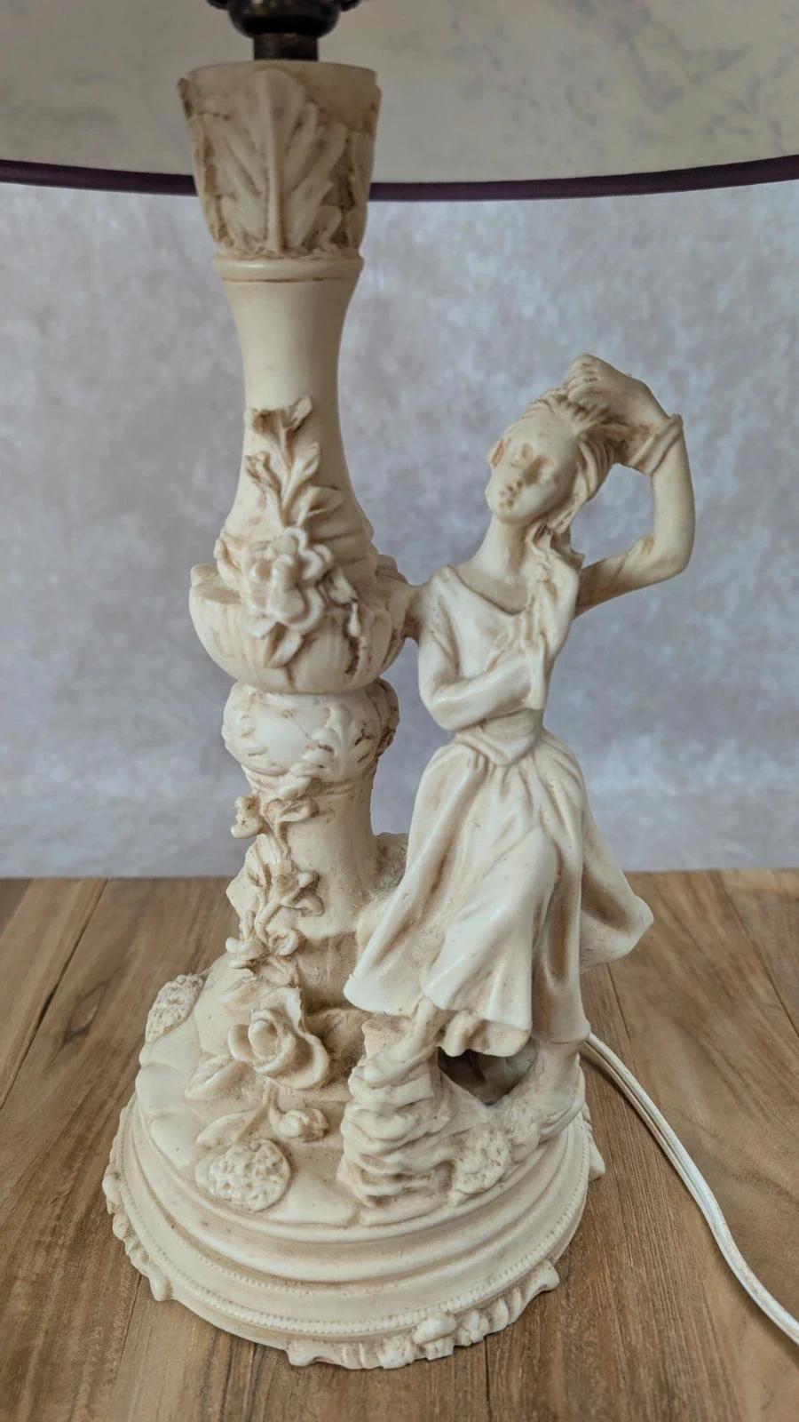 Lampe romantique en résine patinée, femme assise et fleurs