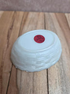 Petite poule couveuse en opaline blanche peinte ancienne