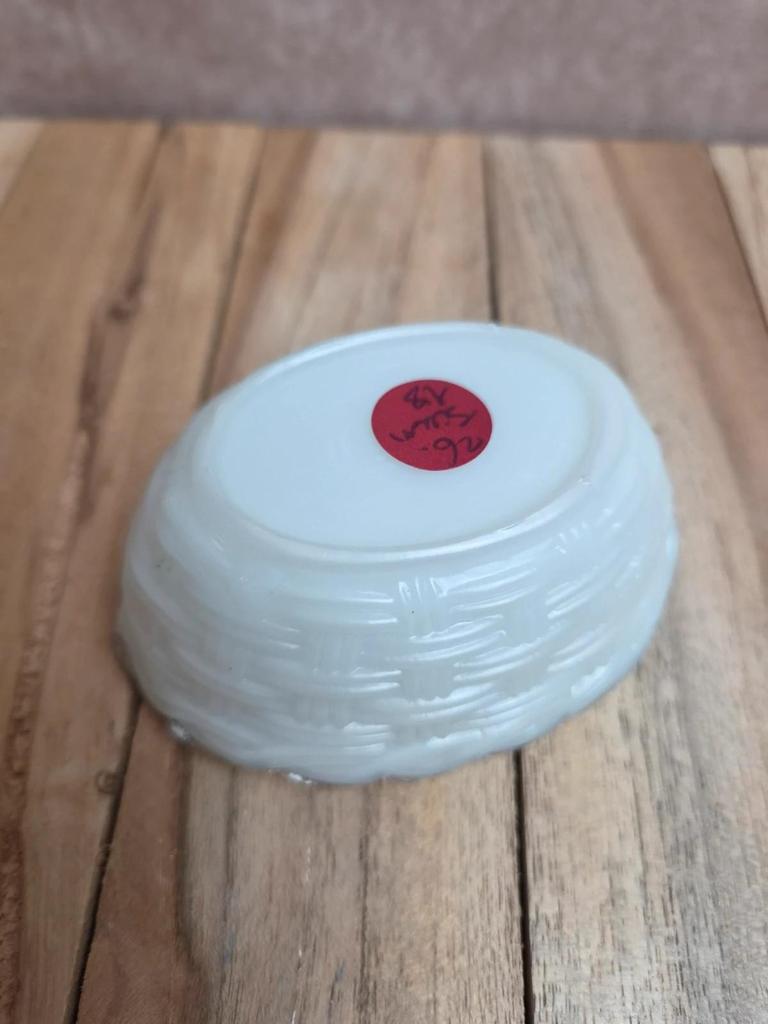 Petite poule couveuse en opaline blanche peinte ancienne