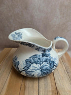 Petit broc joufflu ancien en terre de fer – décor floral bleu