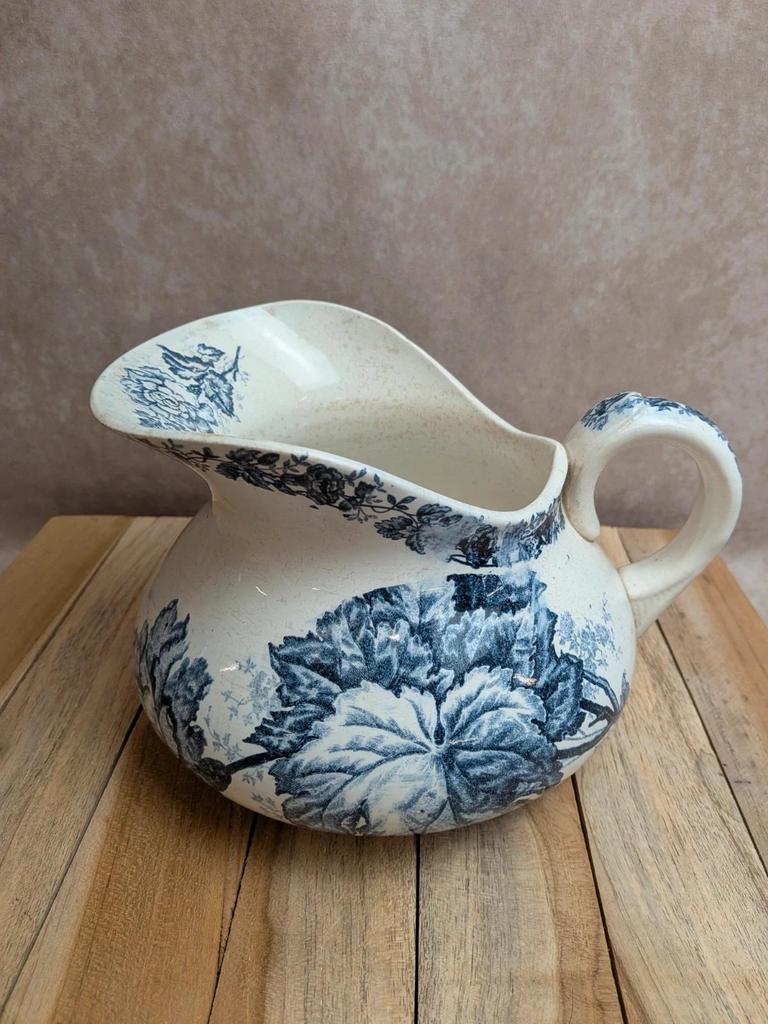 Petit broc joufflu ancien en terre de fer – décor floral bleu