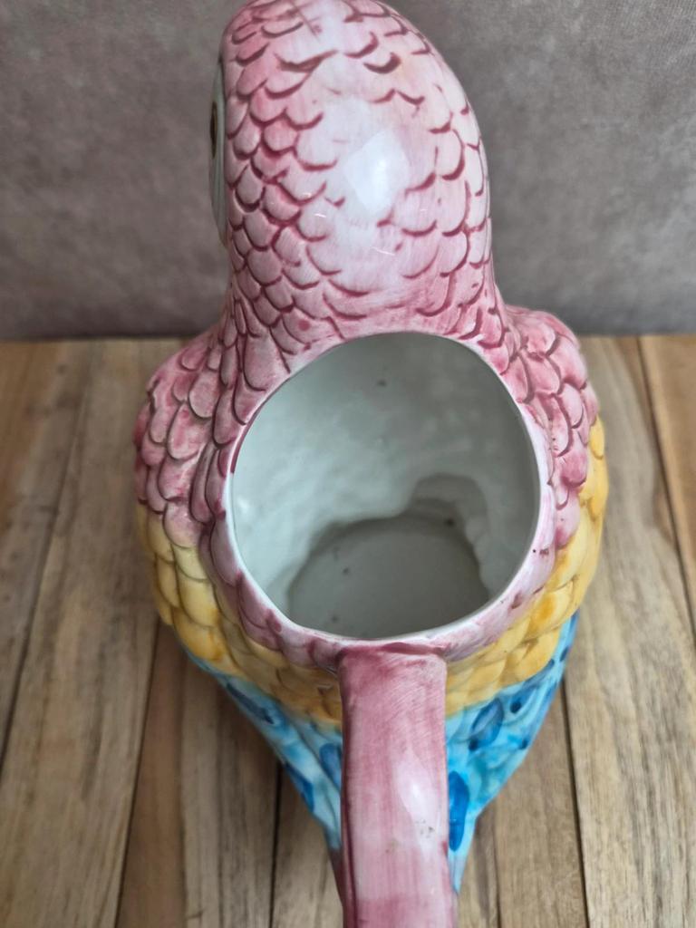 Pichet perroquet multicolore en barbotine – faïence vintage