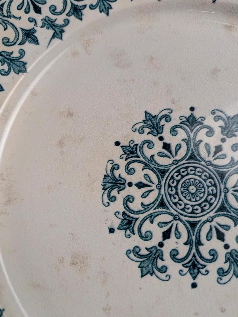 Lot de 6 assiettes plates dépareillées en terre de fer