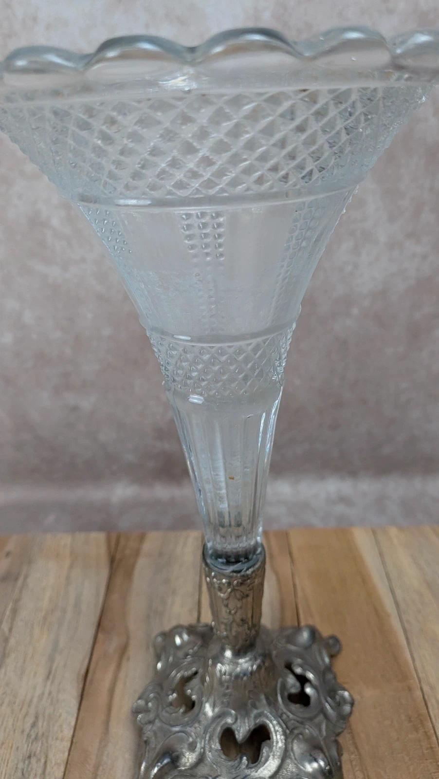 Vase tulipe vintage en verre pressé sur pied métal argenté – centre de table
