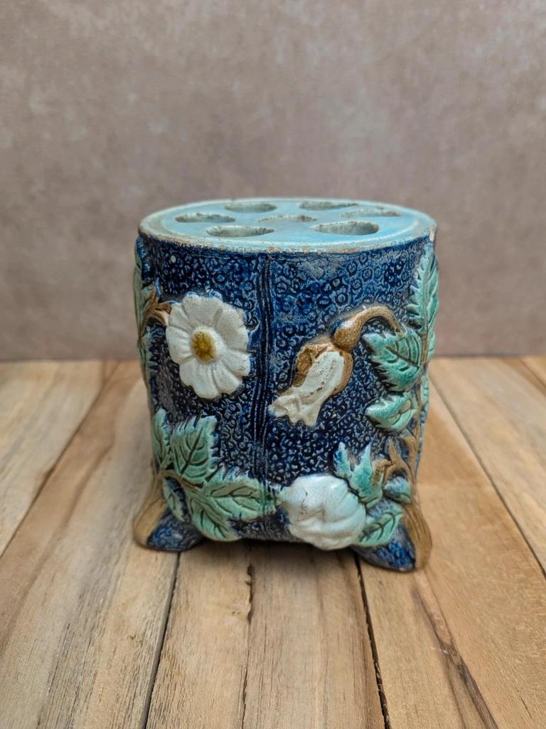 Petit vase pique-fleurs en majolique barbotine