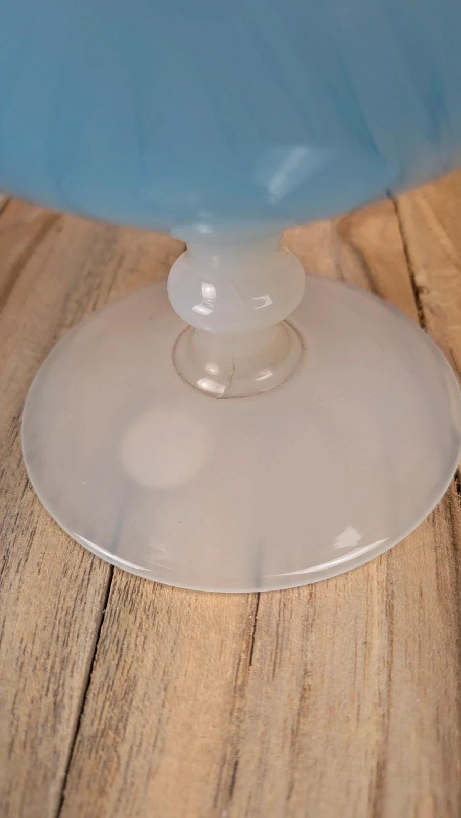 Vase en opaline bleue sur pied – vintage