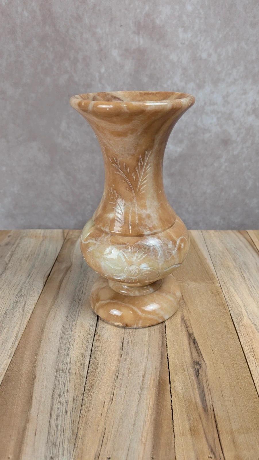 Vase décoratif en onyx gravé