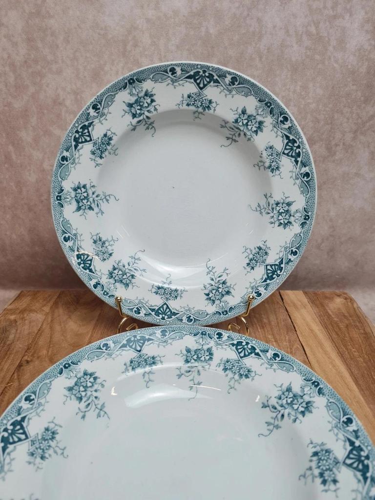 Lot de 2 assiettes creuses anciennes, Terre de Fer, Saint-amand modèle Prima