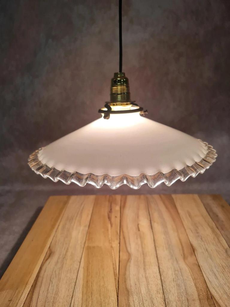 Abat-jour ancien en opaline blanche bord festonné – style vintage chic 💡