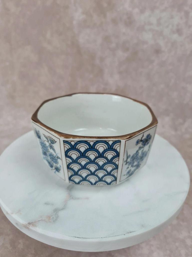 Petit bol octogonal en porcelaine japonaise ancienne