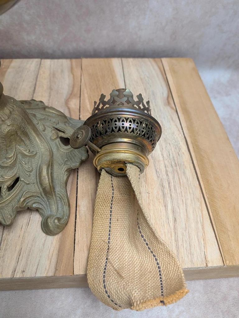 Lampe à pétrole ancienne verre ambré & pied travaillé