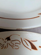 Lot de 6 assiettes terre de fer Hbcm Narcisse décor floral marron