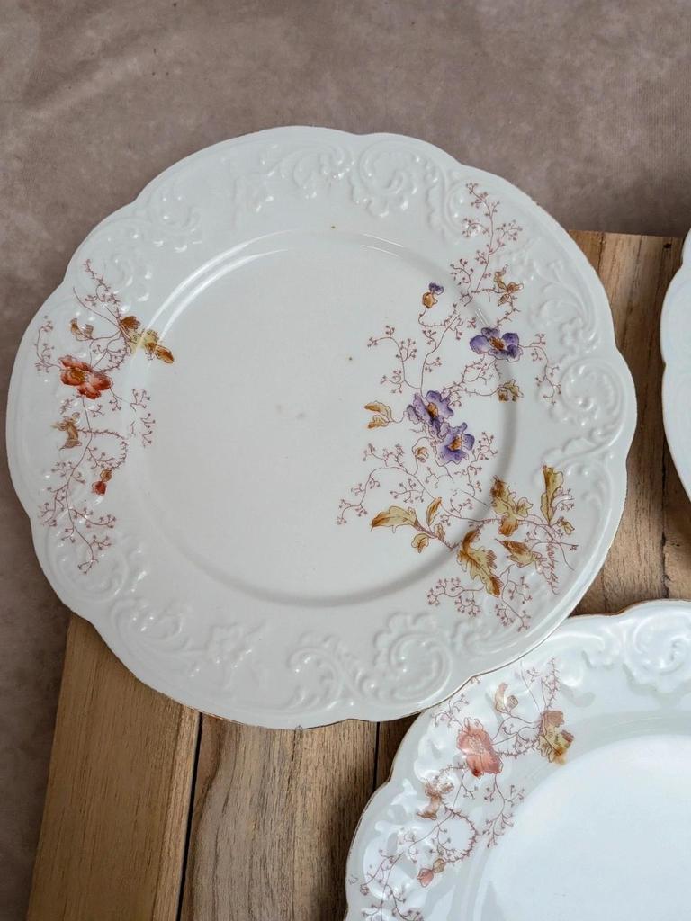Lot de 3 assiettes anciennes en porcelaine décor floral