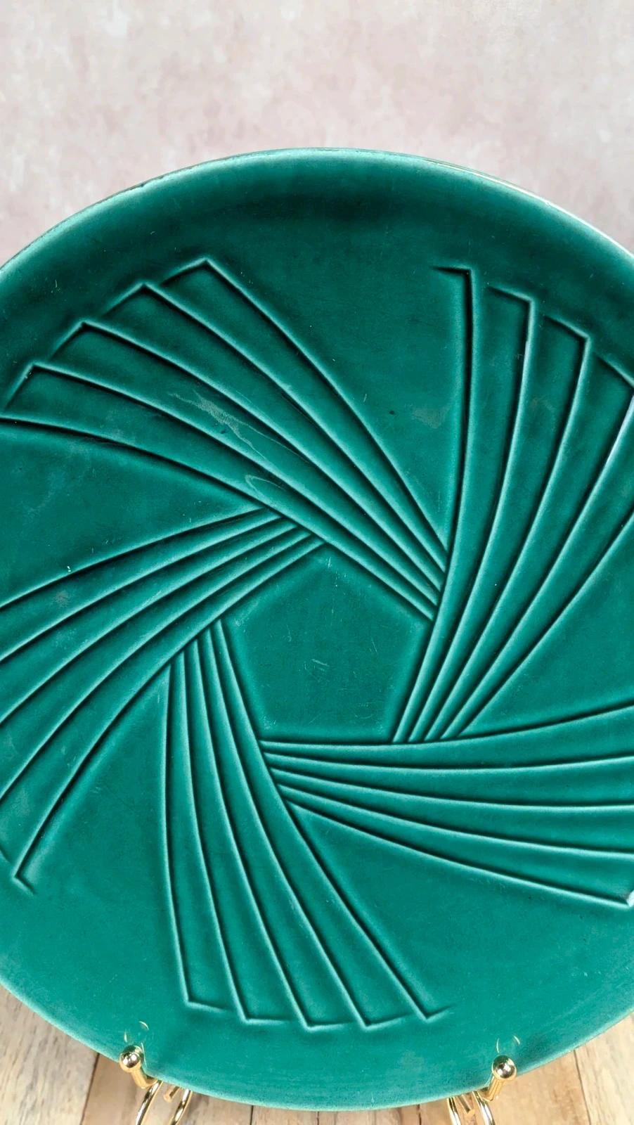 Plat en céramique verte Art déco – Relief géométrique