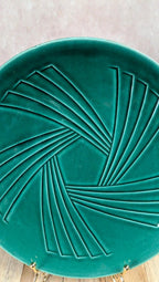 Plat en céramique verte Art déco – Relief géométrique