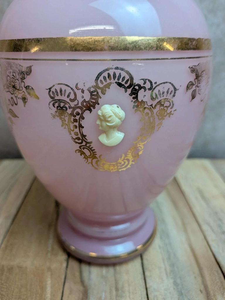 Vase en opaline rose à décor camées et dorures