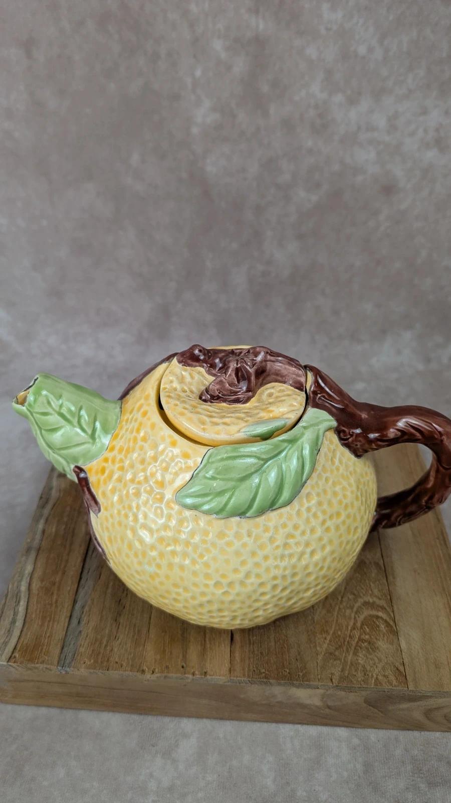 Théière ancienne en barbotine décor citron