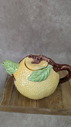Théière ancienne en barbotine décor citron