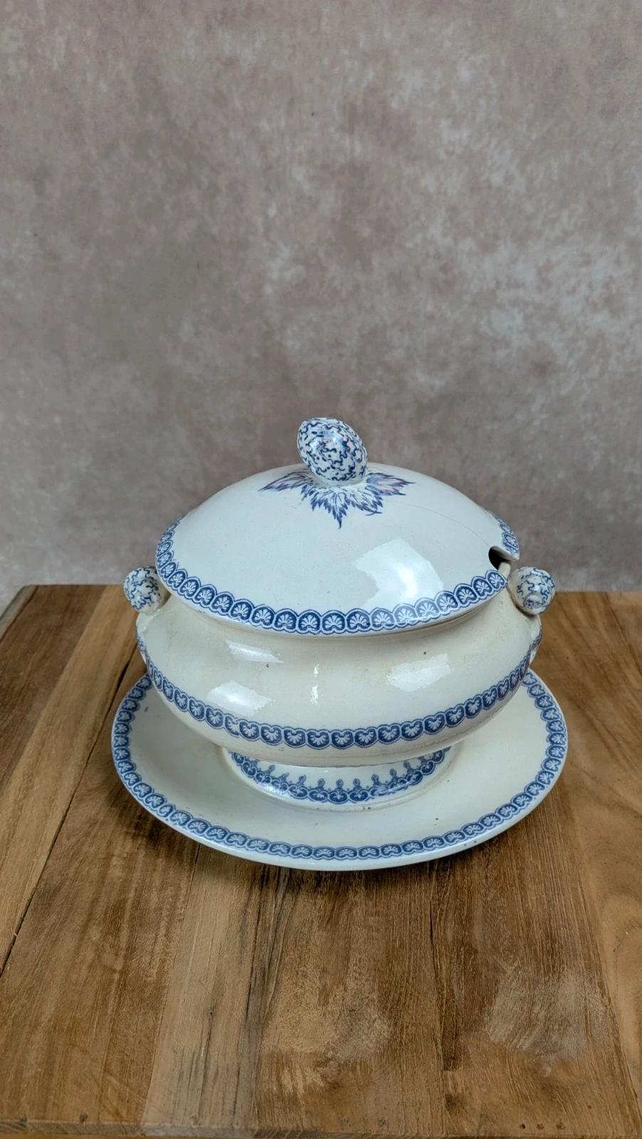 Saucière ancienne anglaise en faïence fine – décor violet – Xixe