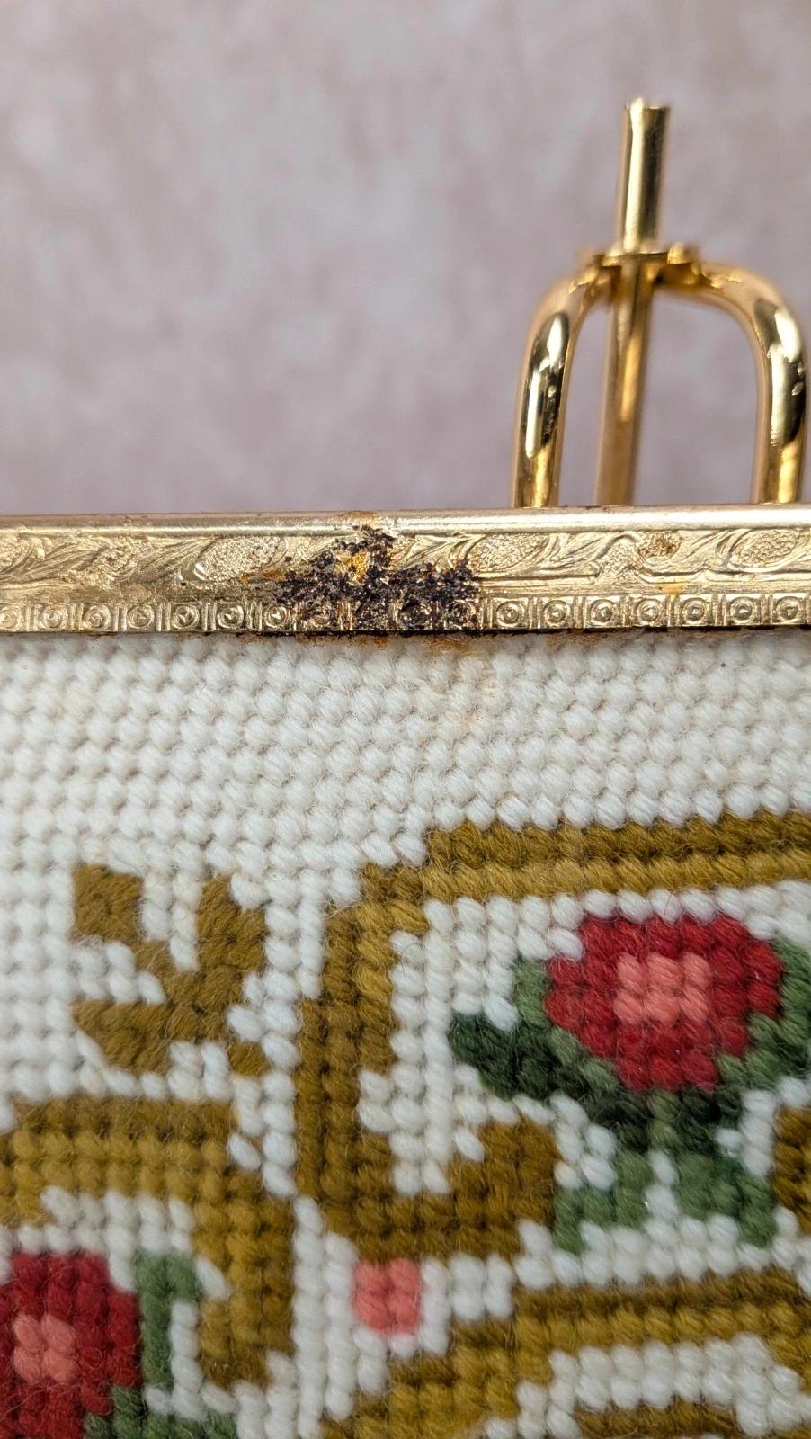 Dessous de plat vintage cadre doré & broderie au point de croix – décor floral