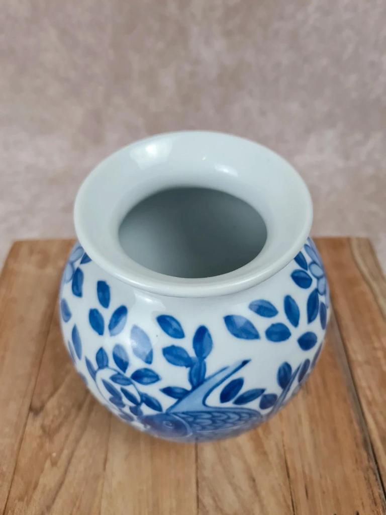 🌊 Petit vase en porcelaine bleue et blanche – motif poisson 🐟