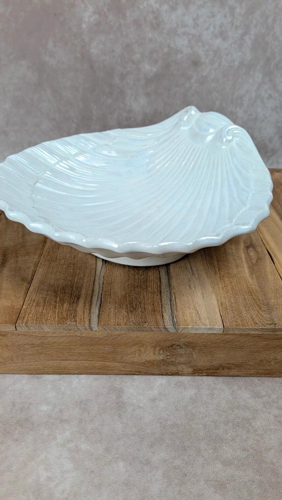 Grand plat ancien en forme de coquillage – finition irisée