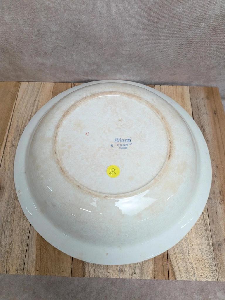 Plat creux ancien en terre de fer Hbcm modèle Béarn