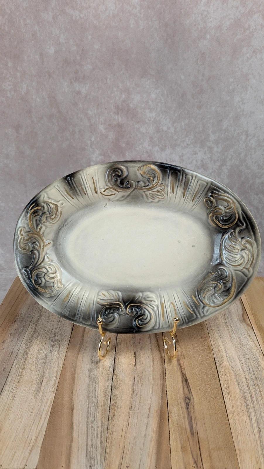 Plat ovale ancien en céramique à décor relief et dorures