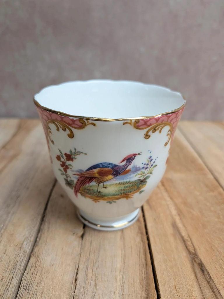 Tasse anglaise en porcelaine Crown Staffordshire Denbigh – Oiseau et fleurs