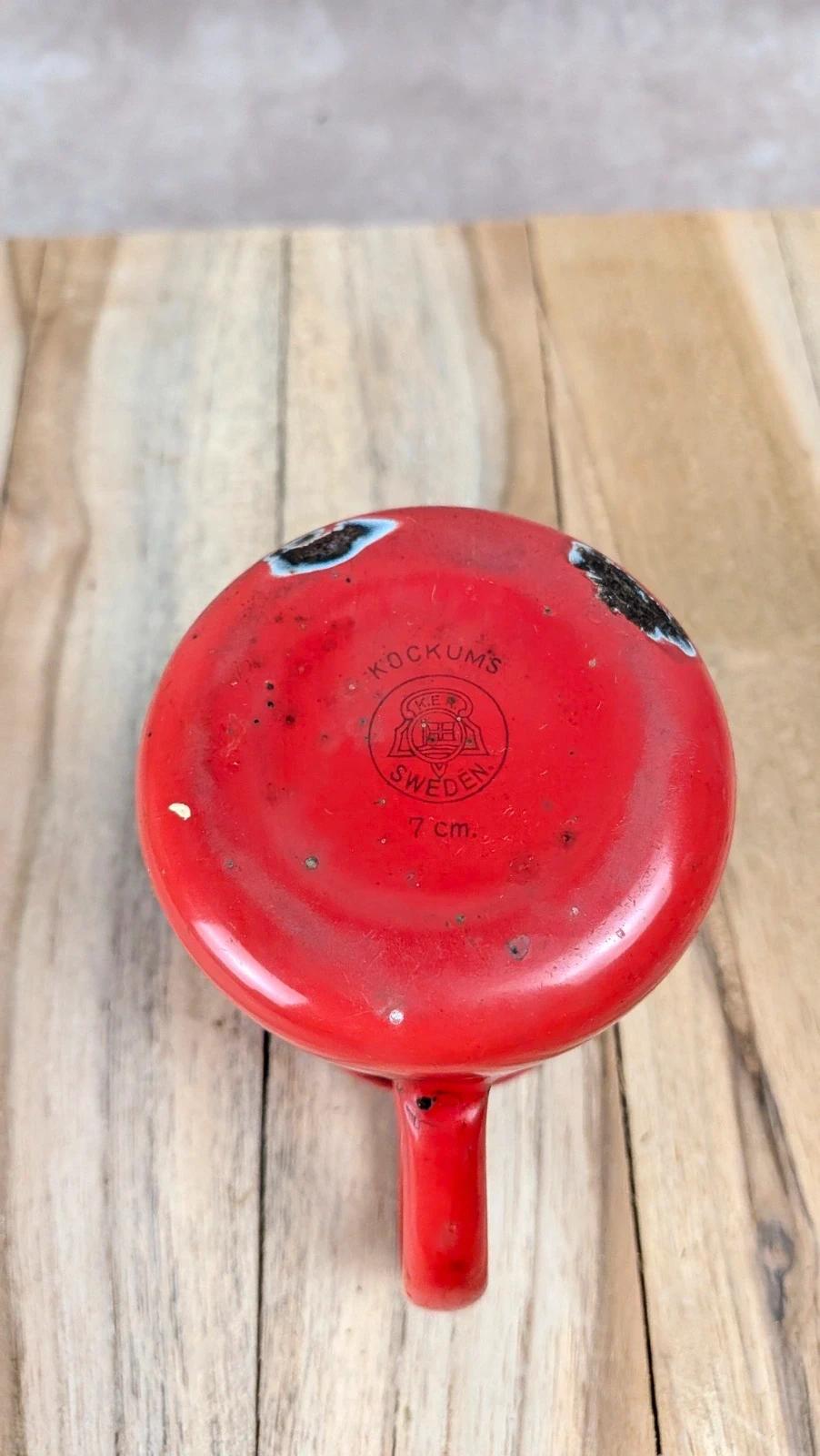 Petit pot verseur émaillé rouge – Kockums Sweden 7 cm